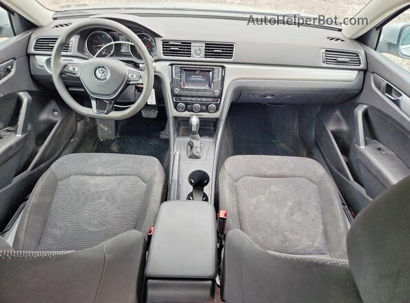 1VWAT7A32HC085301 2017 VOLKSWAGEN PASSAT Silver Widok deski rozdzielczej