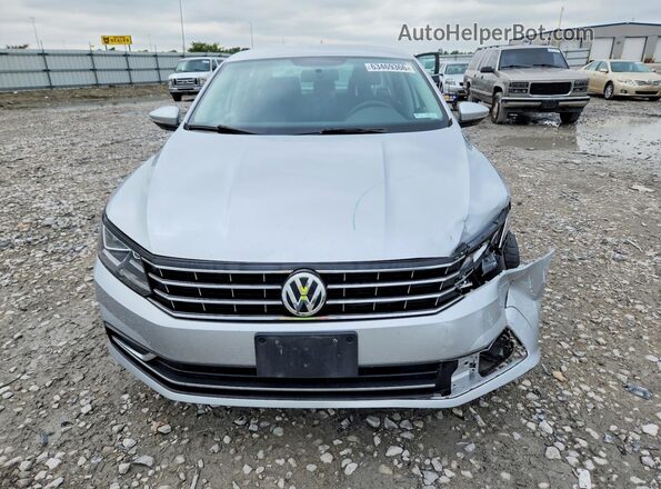 1VWAT7A32HC085301 2017 VOLKSWAGEN PASSAT Silver Widok z przodu
