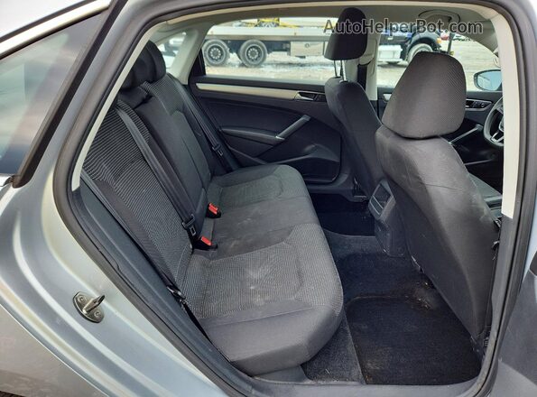 1VWAT7A32HC085301 2017 VOLKSWAGEN PASSAT Silver Widok tylnych siedzeń