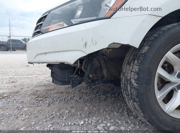 1VWAT7A33HC004435 2017 VOLKSWAGEN PASSAT White Widok z przodu
