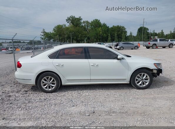 1VWAT7A33HC004435 2017 VOLKSWAGEN PASSAT White Widok wnętrza z tyłu