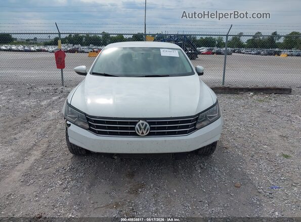 1VWAT7A33HC004435 2017 VOLKSWAGEN PASSAT White Widok zestawu wskaźników