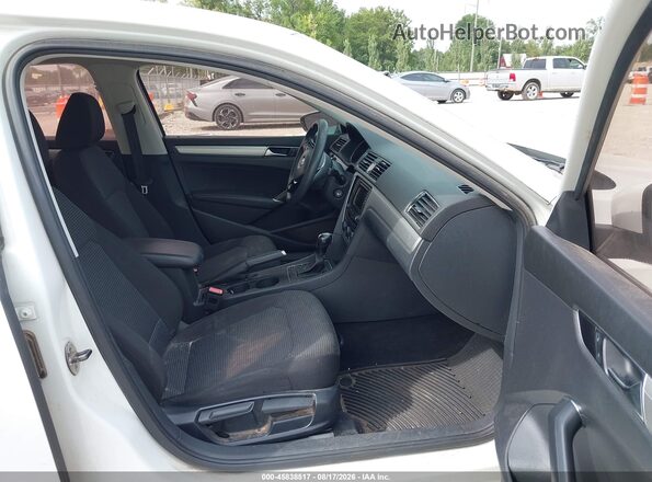 1VWAT7A33HC004435 2017 VOLKSWAGEN PASSAT White Widok wnętrza z przodu