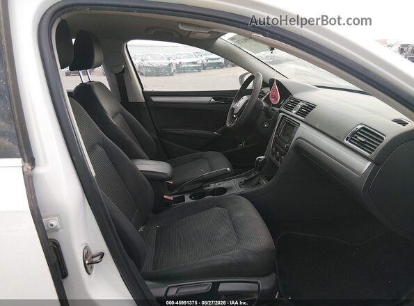1VWAT7A33HC031120 2017 VOLKSWAGEN PASSAT White Widok wnętrza z przodu