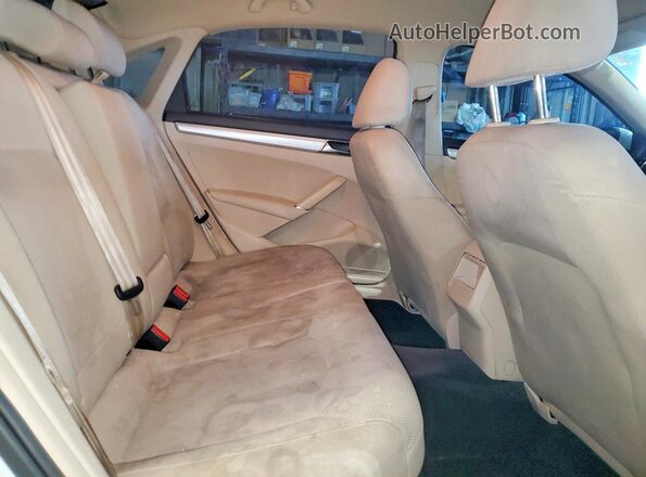 1VWAT7A37HC025403 2017 VOLKSWAGEN PASSAT White Vista de los asientos traseros