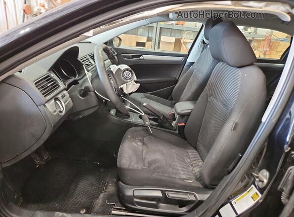 1VWAT7A38HC045238 2017 VOLKSWAGEN PASSAT Black წინა სალონის ხედი