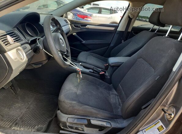 1VWAT7A39HC086199 2017 VOLKSWAGEN PASSAT Серый Вид салона спереди