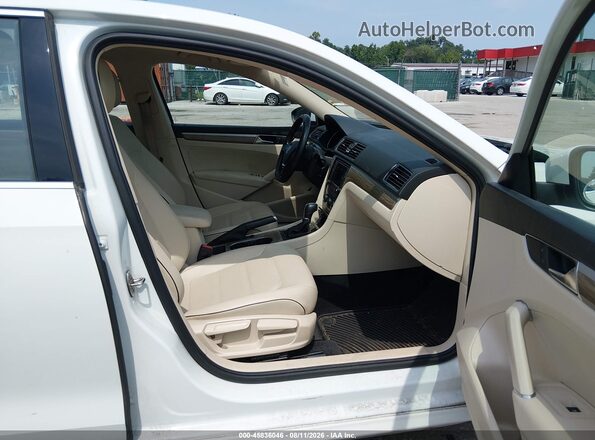1VWBA7A39JC027797 2018 VOLKSWAGEN PASSAT White Front interior view