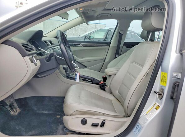 1VWBS7A34GC032010 2016 VOLKSWAGEN PASSAT Silver Вид салону спереду