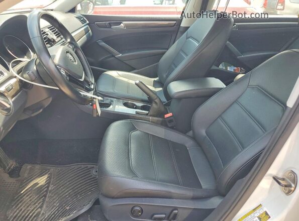 1VWBT7A30HC012075 2017 VOLKSWAGEN PASSAT White Widok wnętrza z przodu