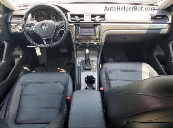 1VWBT7A30HC012075 2017 VOLKSWAGEN PASSAT White Widok deski rozdzielczej