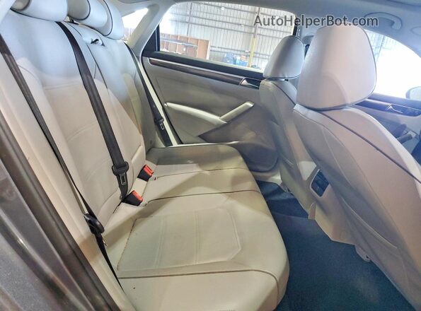 1VWBT7A35HC007776 2017 VOLKSWAGEN PASSAT Silver Vista de los asientos traseros