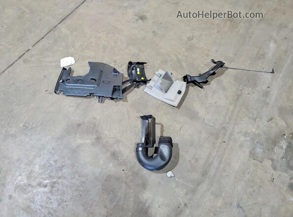 1VWBT7A35HC007776 2017 VOLKSWAGEN PASSAT Silver Vista del compartimento del motor