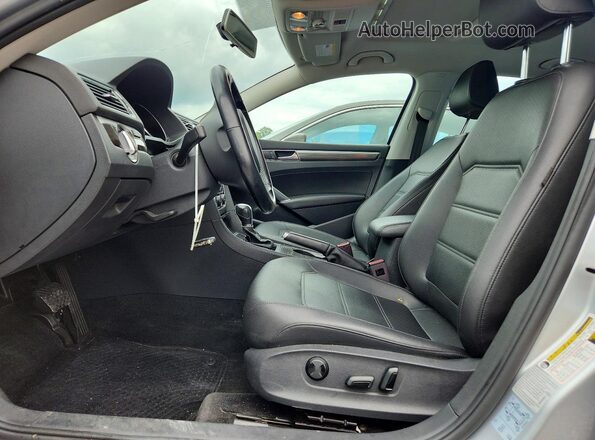1VWBT7A38HC076526 2017 VOLKSWAGEN PASSAT Silver Vista interior delantera