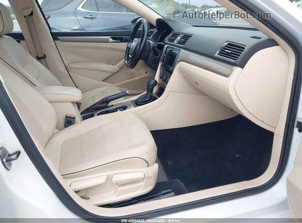 1VWBT7A3XHC011838 2017 VOLKSWAGEN PASSAT White Widok wnętrza z przodu