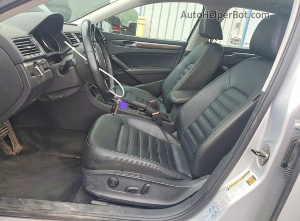 1VWCT7A36GC055919 2016 VOLKSWAGEN PASSAT Серебряный Вид салона спереди