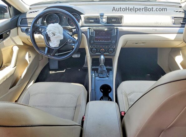 1VWDT7A30HC035591 2017 VOLKSWAGEN PASSAT Black Widok deski rozdzielczej