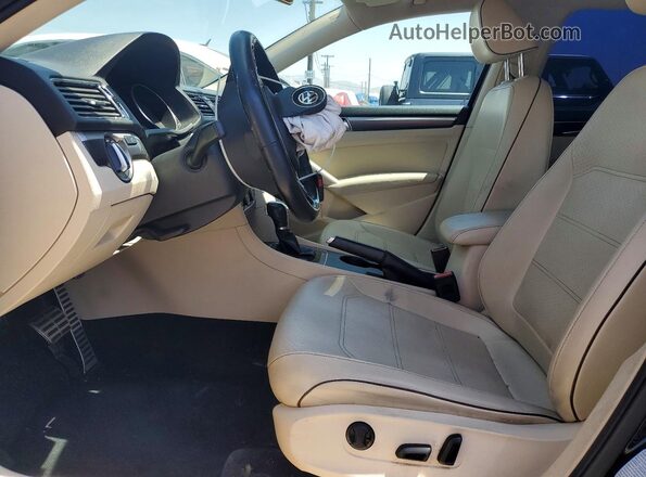 1VWDT7A30HC035591 2017 VOLKSWAGEN PASSAT Black Widok wnętrza z przodu