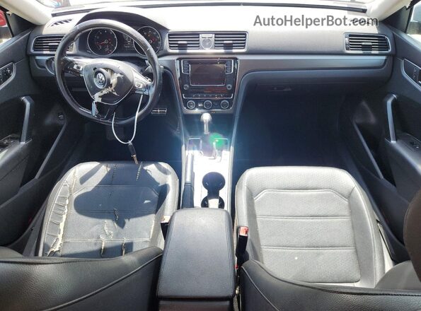 1VWDT7A31HC007329 2017 VOLKSWAGEN PASSAT Красный Вид панели приборов
