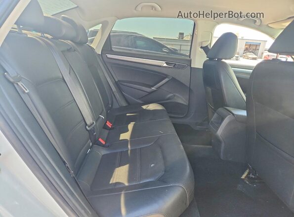 1VWDT7A31HC072312 2017 VOLKSWAGEN PASSAT White Vista de los asientos traseros