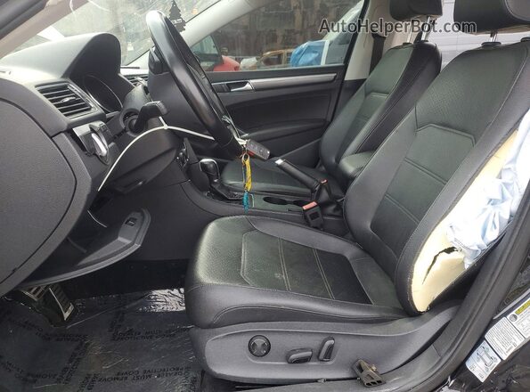 1VWDT7A32HC056121 2017 VOLKSWAGEN PASSAT Black Вид салону спереду