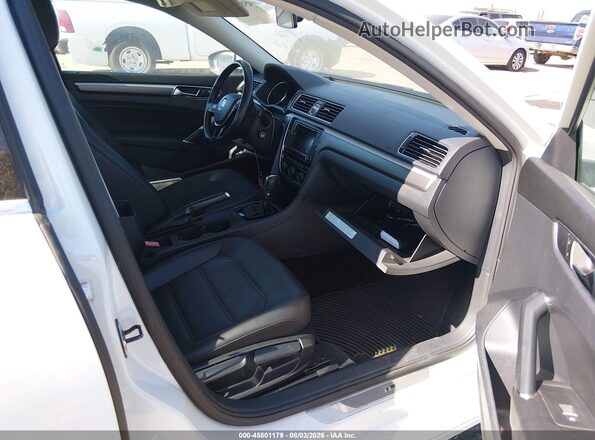 1VWDT7A33HC056824 2017 VOLKSWAGEN PASSAT White წინა სალონის ხედი