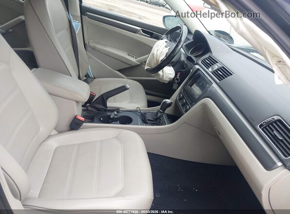 1VWDT7A34HC060042 2017 VOLKSWAGEN PASSAT Серый Вид салона спереди