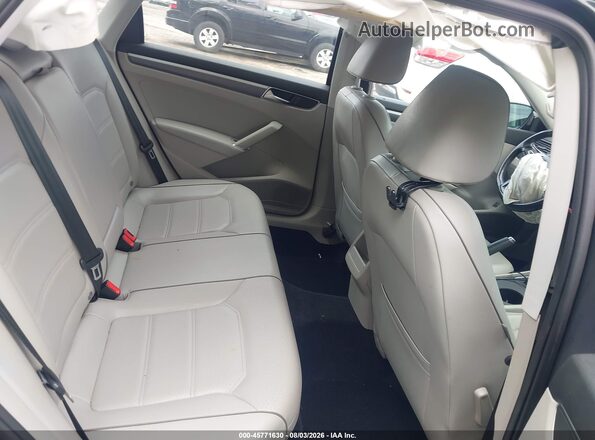 1VWDT7A34HC060042 2017 VOLKSWAGEN PASSAT Серый Вид наклейки с VIN-кодом