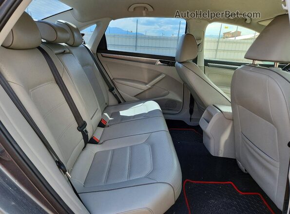 1VWDT7A36HC044148 2017 VOLKSWAGEN PASSAT Silver Vista de los asientos traseros
