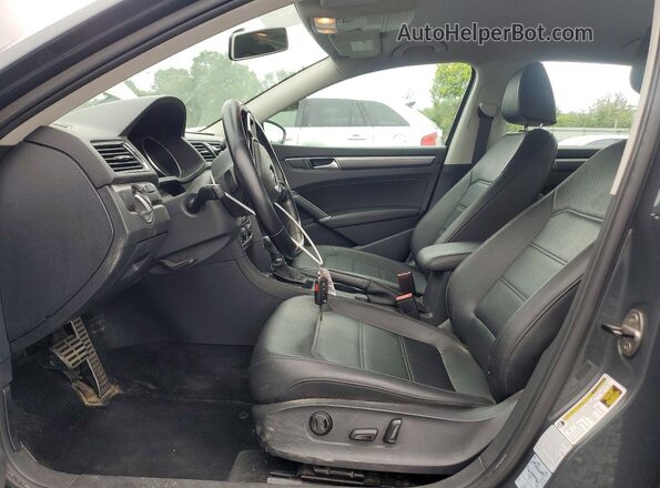 1VWDT7A38HC058357 2017 VOLKSWAGEN PASSAT Серый Вид салона спереди