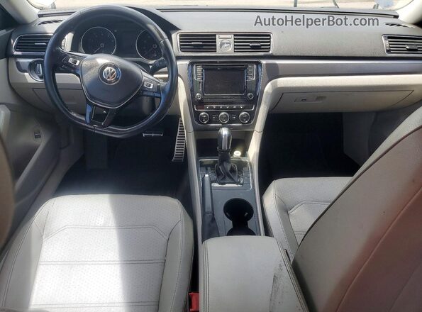 1VWDT7A39HC083669 2017 VOLKSWAGEN PASSAT Gray Widok deski rozdzielczej