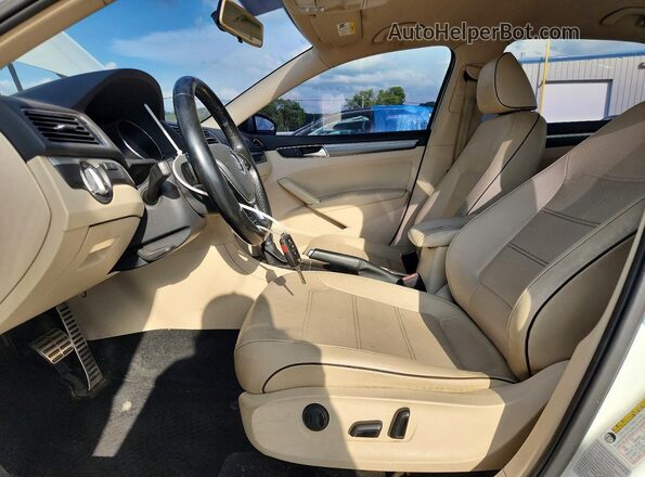 1VWDT7A3XHC008947 2017 VOLKSWAGEN PASSAT White Вид салону спереду