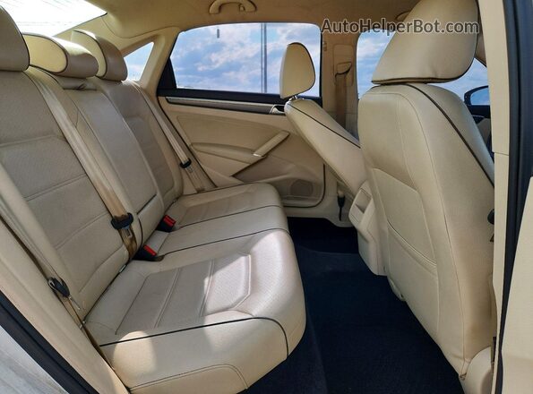 1VWDT7A3XHC008947 2017 VOLKSWAGEN PASSAT White Вид задніх сидінь