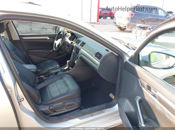 1VWDT7A3XHC063432 2017 VOLKSWAGEN PASSAT Silver Вид салону спереду