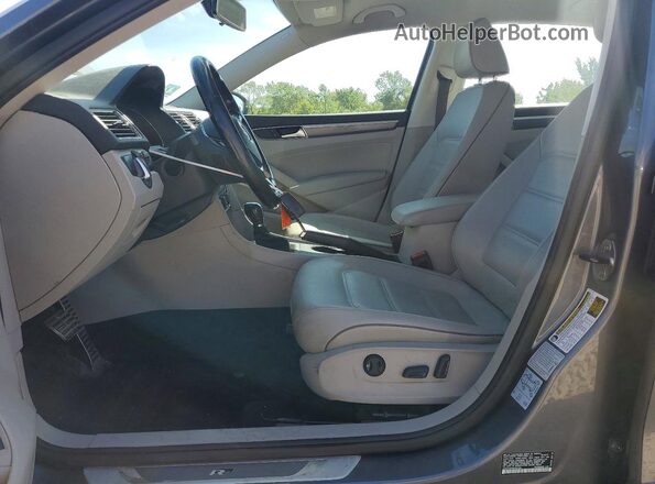 1VWDT7A3XHC081722 2017 VOLKSWAGEN PASSAT Серый Вид салона спереди