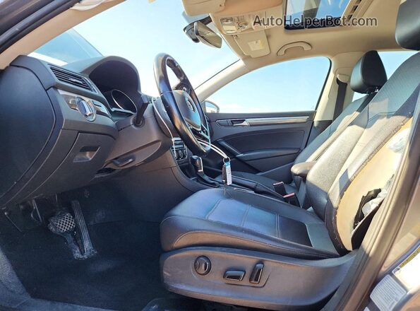 1VWGT7A34HC011842 2017 VOLKSWAGEN PASSAT Gray Widok wnętrza z przodu