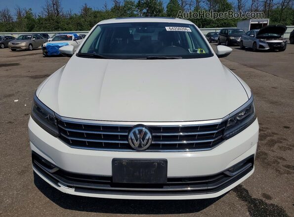 1VWGT7A35HC050312 2017 VOLKSWAGEN PASSAT White Widok z przodu