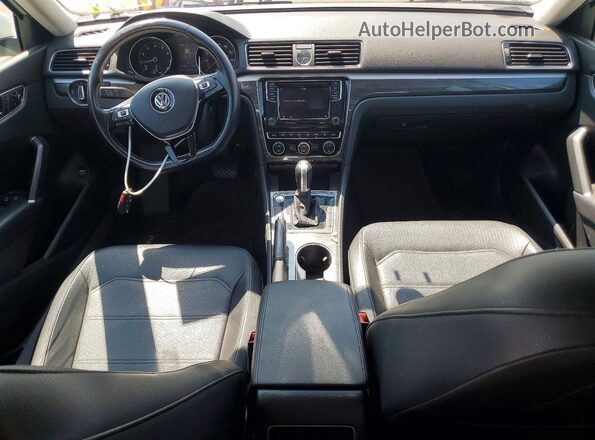 1VWGT7A35HC050312 2017 VOLKSWAGEN PASSAT White Widok deski rozdzielczej