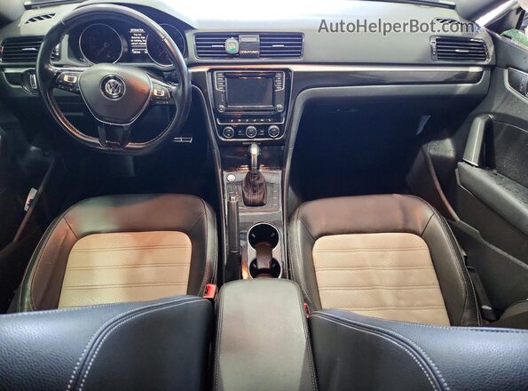 1VWJM7A3XJC038648 2018 VOLKSWAGEN PASSAT White Вид панелі приладів