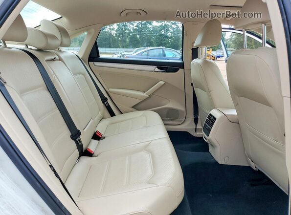 1VWLA7A32KC008076 2019 VOLKSWAGEN PASSAT White Vista de los asientos traseros