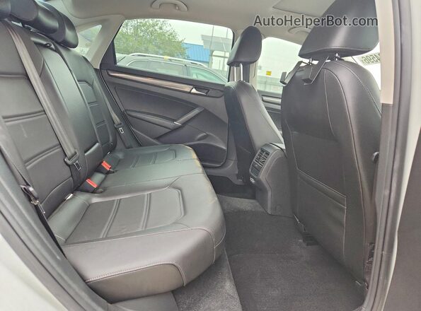 1VWMA7A35LC027758 2020 VOLKSWAGEN PASSAT White Vista de los asientos traseros