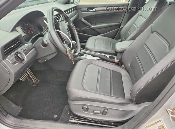 1VWMA7A39MC010737 2021 VOLKSWAGEN PASSAT Silver Widok wnętrza z przodu