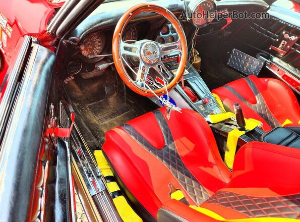1Z37L7S448960 1977 CHEVROLET CORVETTE Красный Вид панели приборов