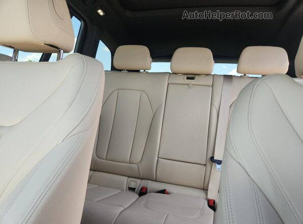 5UXTR7C55KLE94698 2019 BMW X3 White უკანა სალონის ხედი