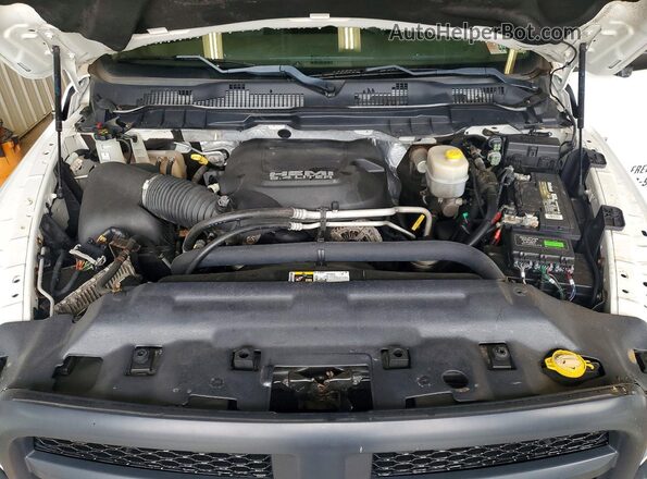 3C6MR5AJ9JG242172 2018 RAM 2500 White ძრავის განყოფილების ხედი