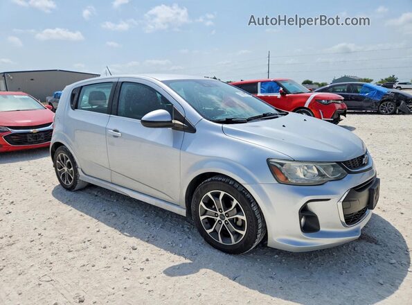 1G1JD6SH6J4129572 2018 CHEVROLET SONIC Серебряный Вид спереди