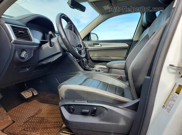 1V2FR2CA3PC556956 2023 VOLKSWAGEN ATLAS Белый Вид панели приборов