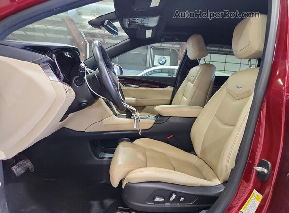 1GYKNDRSXHZ150558 2017 CADILLAC XT5 Red Вид панелі приладів