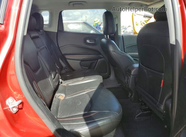 3C4NJDDB5JT501489 2018 JEEP COMPASS Red Rear interior view