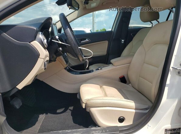 WDCTG4EB2HJ303582 2017 MERCEDES-BENZ GLA White Vista del salpicadero